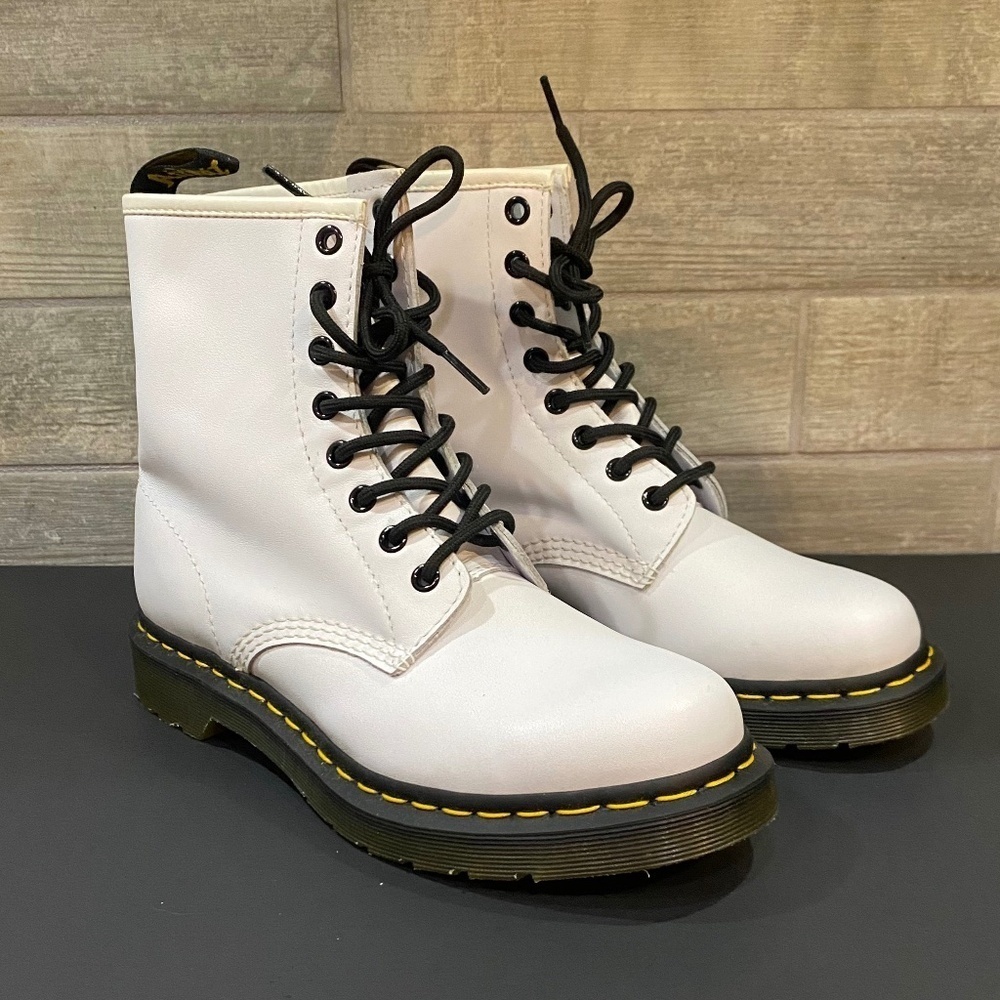 NWOT Dr. Martens 1460 SMOOTH LEATHER LACE UP BOOTS-White- Women's‎ Size 8 - Picture 2 of 12